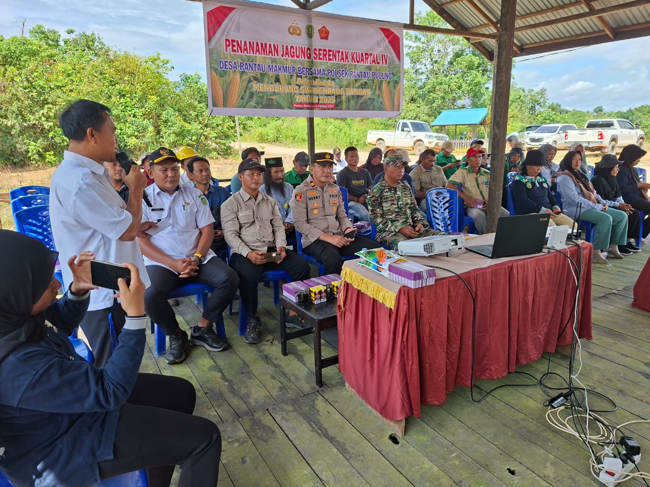 Polsek Rantau Pulung dan Desa Rantau Makmur Gelar Tanam Jagung Serentak Kuartal IV, Wujud Nyata Sinergi Dukung Swasembada Pangan - Tribrata Kutai Timur
