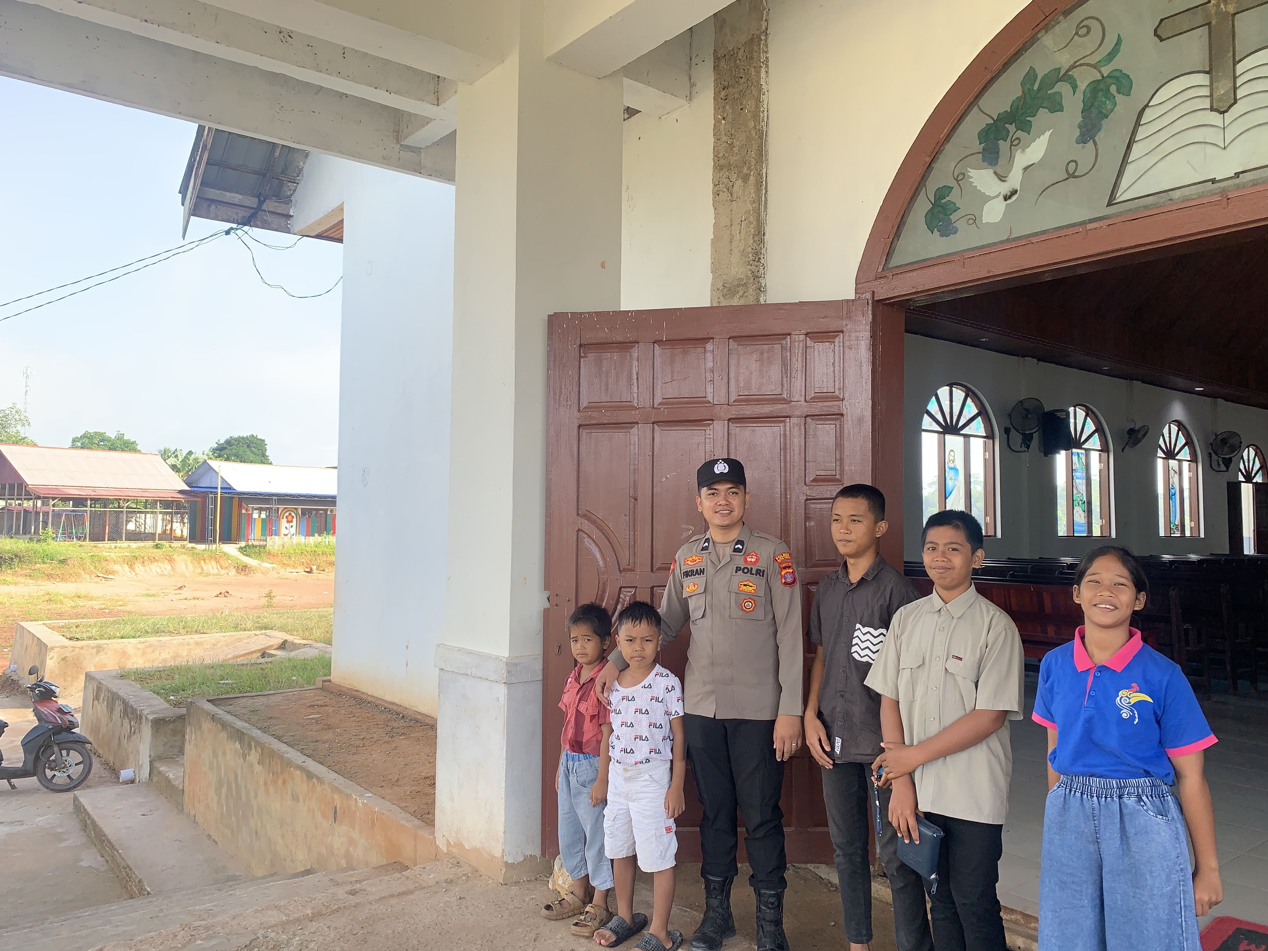 Personil Polsek Bengalon Melaksanakan Pam Amankan Ibadah Gereja Minggu  Kasih di DESA Sepaso Barat di gereja Kristen wilayah Kec.Bengalon. -  Tribrata Kutai Timur